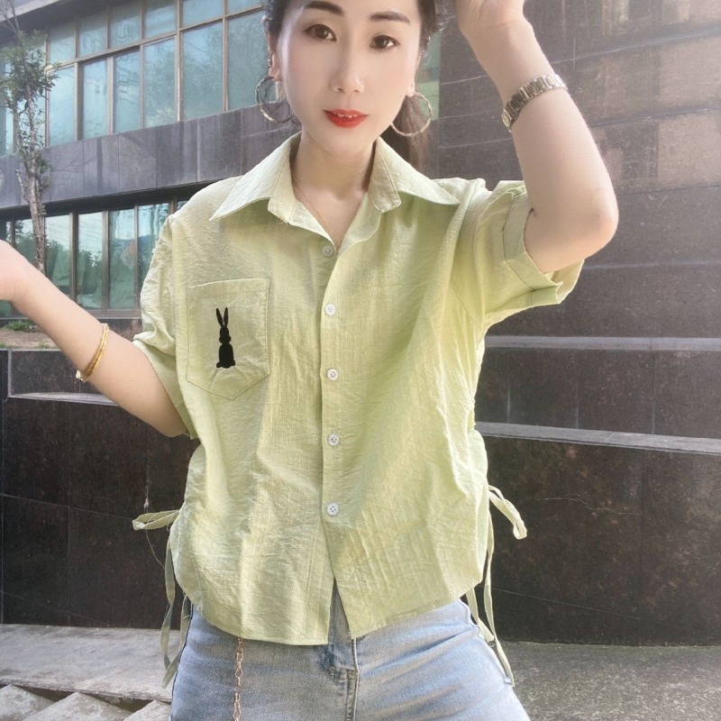 Embroidery Rabbit - Camisa verde de manga corta para