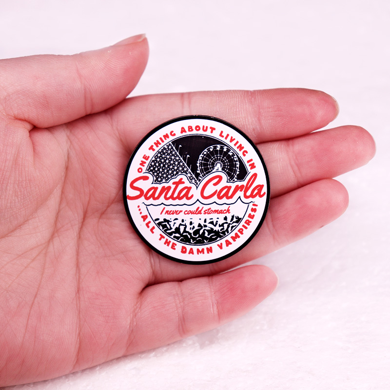 Lost Boys inspirado Santa Carl - Embroidery Lips reseña y precio