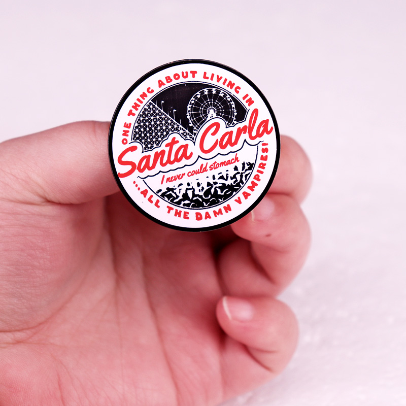 Lost Boys inspirado Santa Carl - Embroidery Lips reseña y precio