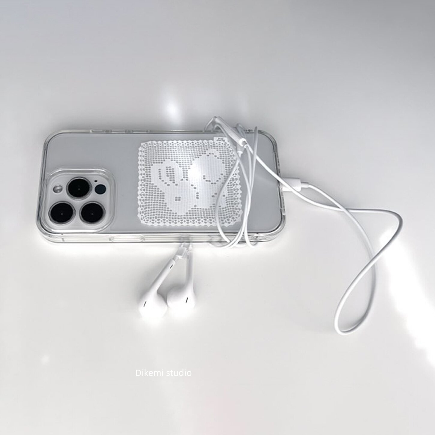 Funda de silicona antichoque c - Embroidery White reseña y precio